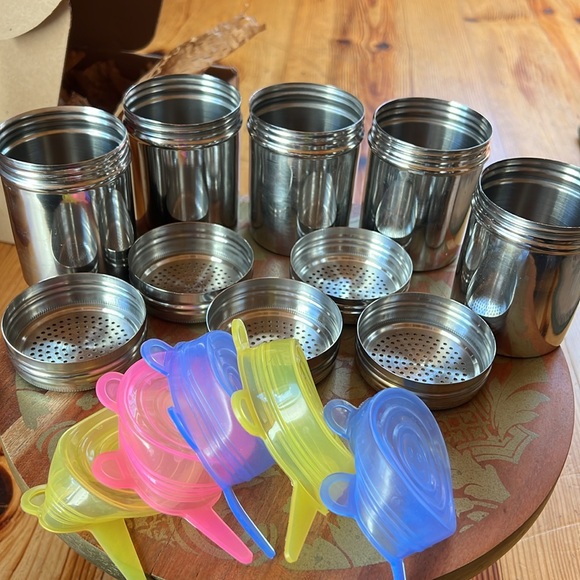 Bundle of 5 Reusable Spice Jars with Silicone Lids - Lids are New - Picture 12 of 16